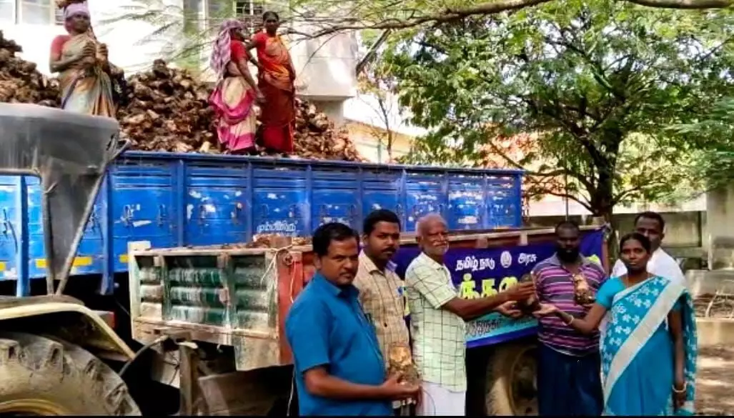 ராஜபாளையத்தில் விவசாயிகளுக்கு நாட்டு வாழைக்கன்றுகள் விநியோகம் ராஜபாளையத்தில் விவசாயிகளுக்கு நாட்டு வாழைக்கன்றுகள் விநியோகம்