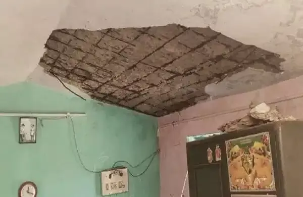 தொகுப்பு வீட்டின் சிமெண்ட் பூச்சு பெயர்ந்து விழுந்ததில் மாணவி காயம் தொகுப்பு வீட்டின் சிமெண்ட் பூச்சு பெயர்ந்து விழுந்ததில் மாணவி காயம்