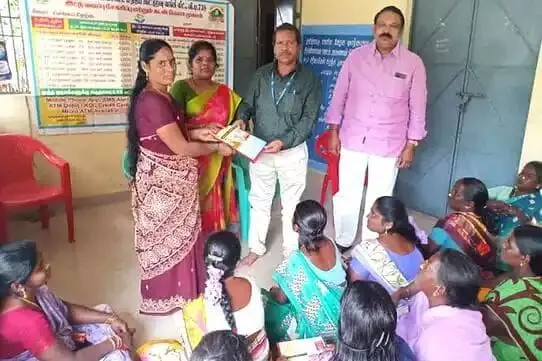 மகளிா் சுய உதவி குழுவினா் கடன் பெறுவது குறித்த விழிப்புணா்வு கூட்டம் மகளிா் சுய உதவி குழுவினா் கடன் பெறுவது குறித்த விழிப்புணா்வு கூட்டம்