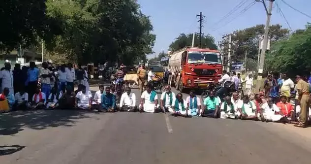 அதிகாரிகள் வராததால், விவசாயிகள் சாலைமறியல் அதிகாரிகள் வராததால், விவசாயிகள் சாலைமறியல்