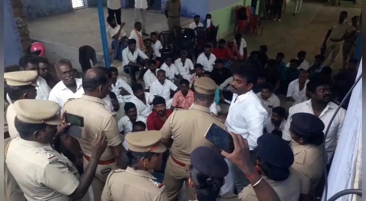 தமிழக கேரளா எல்லைப் பகுதியில் சாலை மறியலில் ஈடுபட முயன்ற 70 பேர் கைது தமிழக கேரளா எல்லைப் பகுதியில் சாலை மறியலில் ஈடுபட முயன்ற 70 பேர் கைது