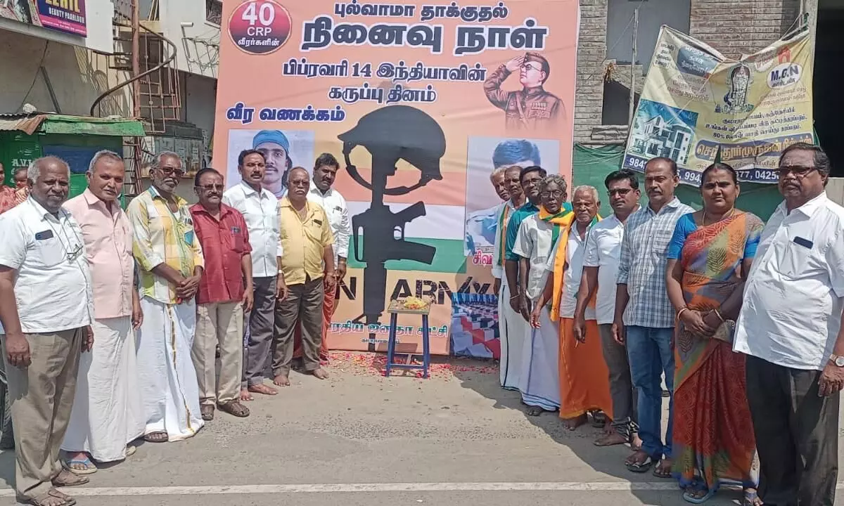 குமாரபாளையத்தில் புல்வாமா தாக்குதலில் பலியானவர்களுக்கு பாஜகவினர் அஞ்சலி குமாரபாளையத்தில் புல்வாமா தாக்குதலில் பலியானவர்களுக்கு பாஜகவினர் அஞ்சலி