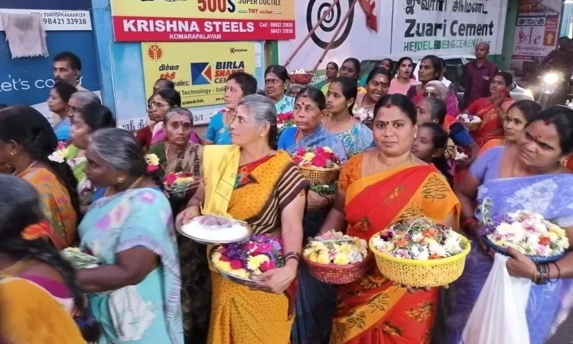 குமாரபாளையத்தில் பூச்சொரிதல் விழாவிற்கு மலர்க்கூடைகளுடன் பெண்கள் ஊர்வலம் குமாரபாளையத்தில் பூச்சொரிதல் விழாவிற்கு மலர்க்கூடைகளுடன் பெண்கள் ஊர்வலம்
