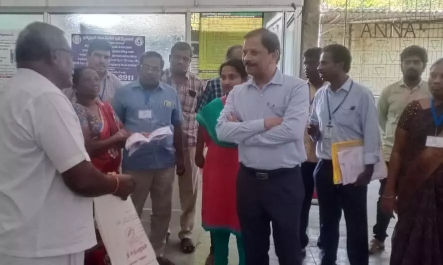 குமாரபாளையம் தாலுகா அலுவலத்தில் வருவாய்த்துறை ஆணையர் திடீர் ஆய்வு குமாரபாளையம் தாலுகா அலுவலத்தில் வருவாய்த்துறை ஆணையர் திடீர் ஆய்வு