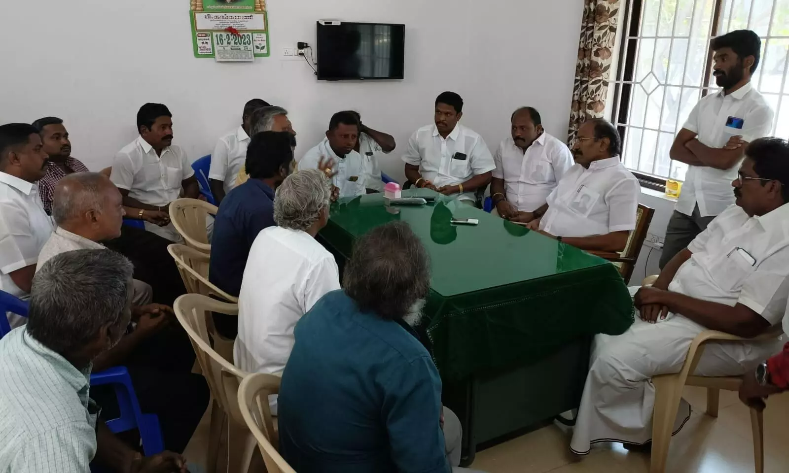 கூலி உயர்வு பேச்சுவார்த்தை:முன்னாள் அமைச்சர் தங்கமணி எம்எல்ஏ பங்கேற்பு கூலி உயர்வு பேச்சுவார்த்தை:முன்னாள் அமைச்சர் தங்கமணி எம்எல்ஏ பங்கேற்பு
