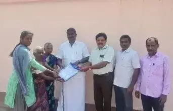 கடன் பெற்றவர் இறப்பு: காப்பீடு தொகை மூலம் ஆவணங்களை ஒப்படைத்த கூட்டுறவு சங்கம் கடன் பெற்றவர் இறப்பு: காப்பீடு தொகை மூலம் ஆவணங்களை ஒப்படைத்த கூட்டுறவு சங்கம்