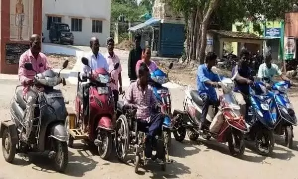மண் சாலையை சீரமைக்கக் கோரி ஊராட்சி ஒன்றிய அலுவலகம் முற்றுகை மண் சாலையை சீரமைக்கக் கோரி ஊராட்சி ஒன்றிய அலுவலகம் முற்றுகை