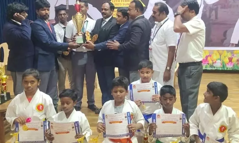 மாநில அளவிலான கராத்தே போட்டியில் வெற்றி பெற்றவர்களுக்கு பரிசு மாநில அளவிலான கராத்தே போட்டியில் வெற்றி பெற்றவர்களுக்கு பரிசு