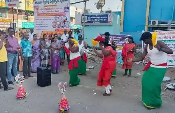 ஆரணியில் வங்கி சேவைகள் குறித்து கலை நிகழ்ச்சிகள் மூலம் விழிப்புணா்வு ஆரணியில் வங்கி சேவைகள் குறித்து கலை நிகழ்ச்சிகள் மூலம் விழிப்புணா்வு