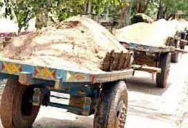 ஆரணி அருகே மணல் கடத்திய டிராக்டா், மாட்டு வண்டிகள் பறிமுதல் ஆரணி அருகே மணல் கடத்திய டிராக்டா், மாட்டு வண்டிகள் பறிமுதல்