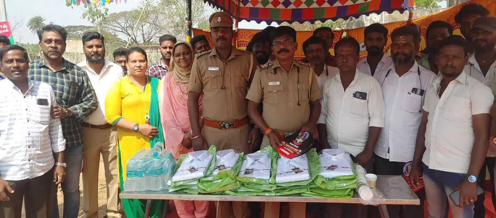 ‘ கவனமா ஓட்டுங்க’ - வாகன ஓட்டுனர்களுக்கு போலீசார் ‘அட்வைஸ்’ ‘ கவனமா ஓட்டுங்க’ - வாகன ஓட்டுனர்களுக்கு போலீசார் ‘அட்வைஸ்’