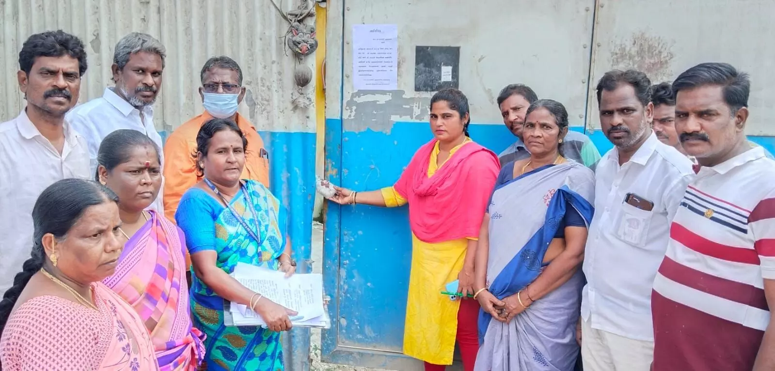 செங்குன்றம் அருகே தனியார் சிமெண்ட் கலவை கம்பெனிக்கு சீல் வைப்பு செங்குன்றம் அருகே தனியார் சிமெண்ட் கலவை கம்பெனிக்கு சீல் வைப்பு