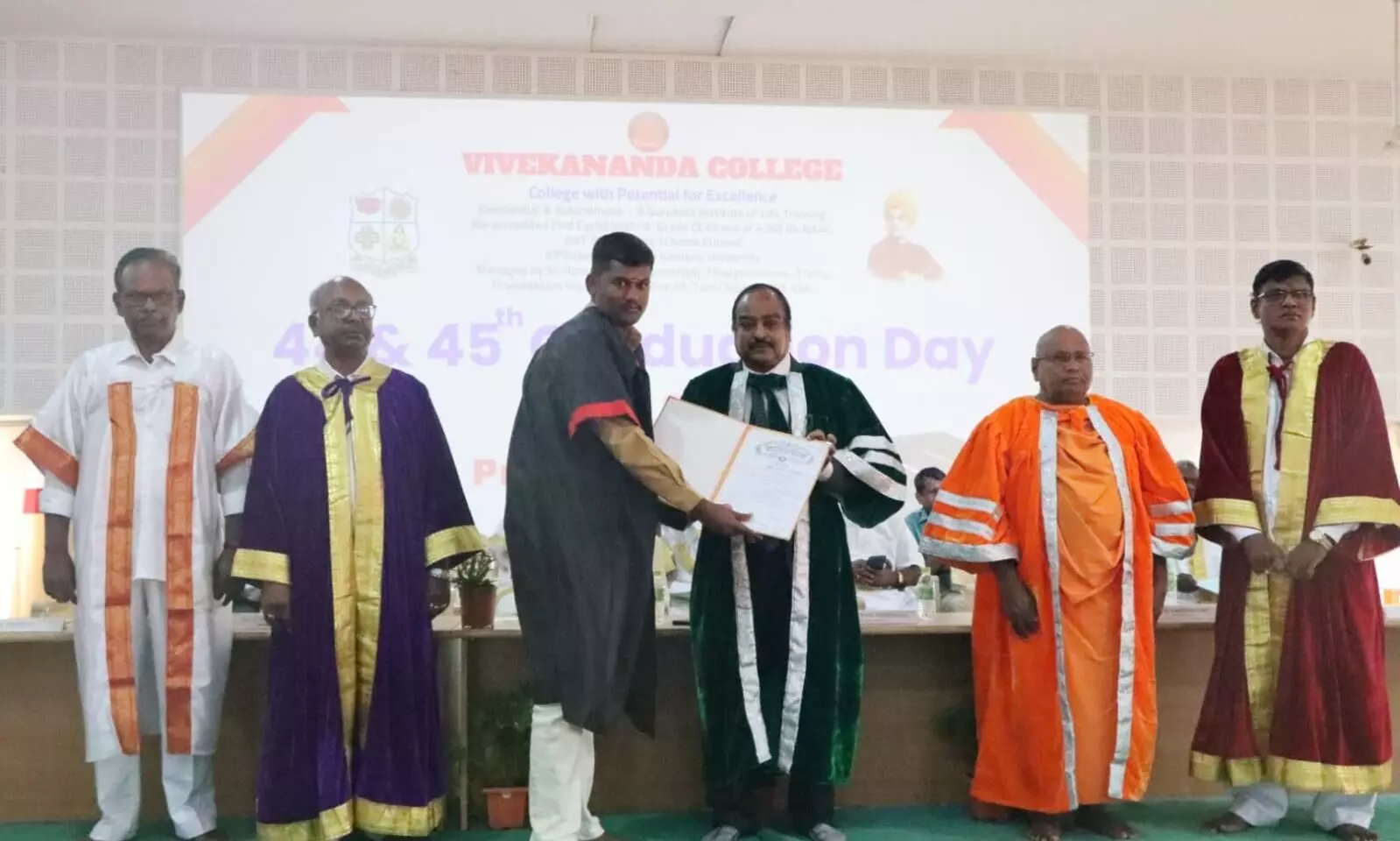 திருவேடகம் விவேகானந்தா கல்லூரியில் பட்டமளிப்பு விழா திருவேடகம் விவேகானந்தா கல்லூரியில் பட்டமளிப்பு விழா