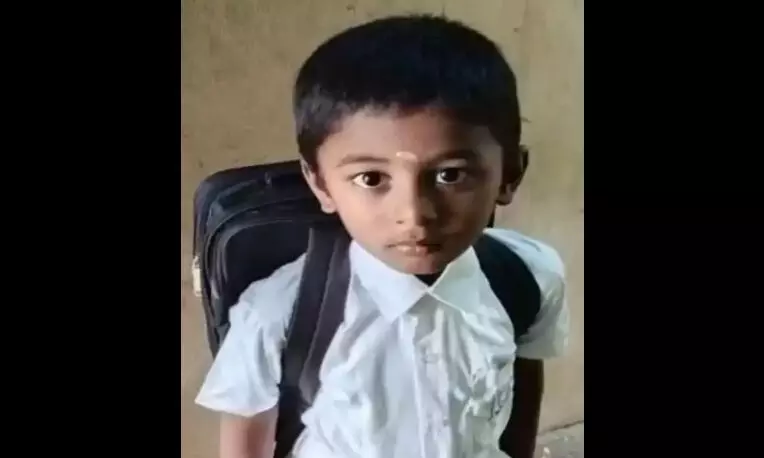 ஆவடி அருகே தாயின் புடவையில் ஊஞ்சல் கட்டி விளையாடிய சிறுவன் உயிரிழப்பு ஆவடி அருகே தாயின் புடவையில் ஊஞ்சல் கட்டி விளையாடிய சிறுவன் உயிரிழப்பு