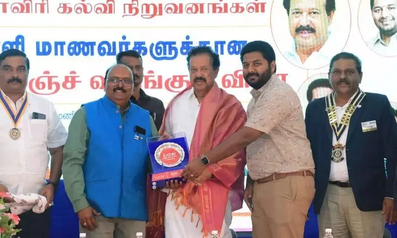 அரசு பள்ளிகளுக்கு ரூ.32 லட்சம் மதிப்பிலான பெஞ்ச், டெஸ்க் வழங்கிய அமைச்சர் பொன்முடி அரசு பள்ளிகளுக்கு ரூ.32 லட்சம் மதிப்பிலான பெஞ்ச், டெஸ்க் வழங்கிய அமைச்சர் பொன்முடி