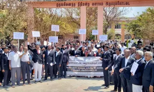அருப்புக்கோட்டையில் மாவட்ட நீதிமன்றம் அமைக்கக்கோரி வழக்கறிஞர்கள் ஆர்ப்பாட்டம் அருப்புக்கோட்டையில் மாவட்ட நீதிமன்றம் அமைக்கக்கோரி வழக்கறிஞர்கள் ஆர்ப்பாட்டம்