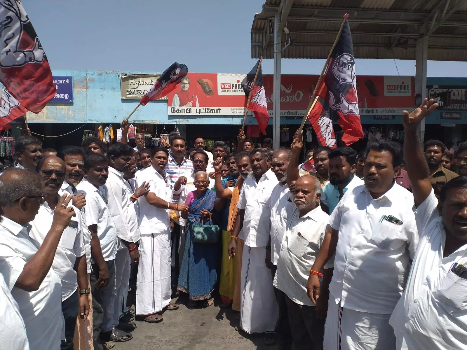 உச்சநீதிமன்றம் தீர்ப்பு: அதிமுகவினர் பட்டாசு வெடித்து கொண்டாட்டம் உச்சநீதிமன்றம் தீர்ப்பு: அதிமுகவினர் பட்டாசு வெடித்து கொண்டாட்டம்