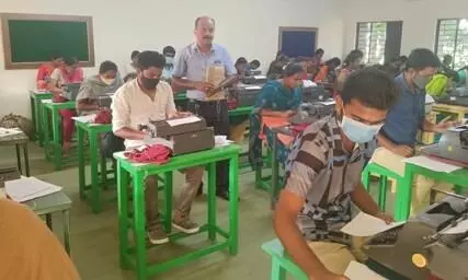 தட்டச்சு தேர்வில் ஆர்வத்துடன் பங்கேற்ற மாணவ, மாணவியர் தட்டச்சு தேர்வில் ஆர்வத்துடன் பங்கேற்ற மாணவ, மாணவியர்