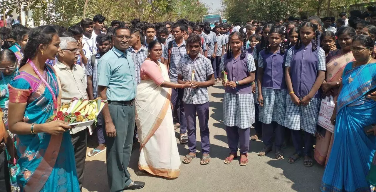 நான் முதல்வன் திட்டம்: பள்ளி மாணவிகளை வரவேற்றார் அரசு கல்லூரி முதல்வர் நான் முதல்வன் திட்டம்: பள்ளி மாணவிகளை வரவேற்றார் அரசு கல்லூரி முதல்வர்