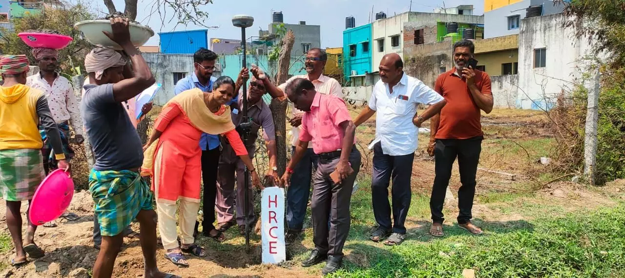 குன்றத்தூர் அருகே ரூ. 80 கோடி மதிப்பிலான கோவில் நிலம் அதிரடியாக மீட்பு குன்றத்தூர் அருகே ரூ. 80 கோடி மதிப்பிலான கோவில் நிலம் அதிரடியாக மீட்பு