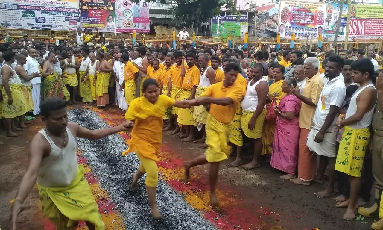 குமாரபாளையம் கள்ளிபாளையம் காளியம்மன் கோவிலில் மகா குண்டம் பூ மிதி விழா குமாரபாளையம் கள்ளிபாளையம் காளியம்மன் கோவிலில் மகா குண்டம் பூ மிதி விழா