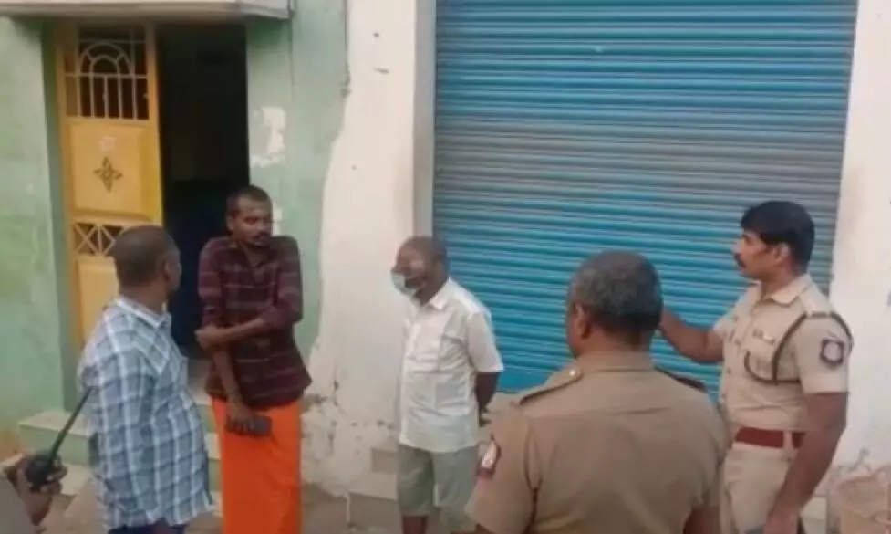 திருப்பூரில் சட்டவிரோதமாக நைஜீரியர்கள் தங்கியிருப்பதாக புகார்.. போலீஸார் விசாரணை... திருப்பூரில் சட்டவிரோதமாக நைஜீரியர்கள் தங்கியிருப்பதாக புகார்.. போலீஸார் விசாரணை...