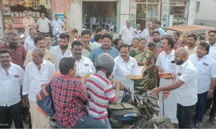 செங்குன்றம் பேரூர் திமுக சார்பில் வெற்றி கொண்டாட்டம் செங்குன்றம் பேரூர் திமுக சார்பில் வெற்றி கொண்டாட்டம்