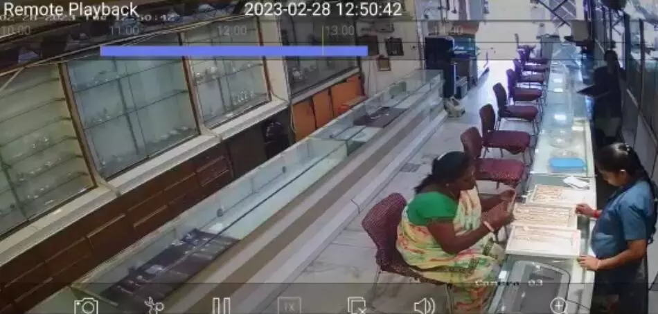 நகை கடையில் நகை வாங்குவது போல் நடித்து தங்க சங்கிலி திருடிய பெண் நகை கடையில் நகை வாங்குவது போல் நடித்து தங்க சங்கிலி திருடிய பெண்