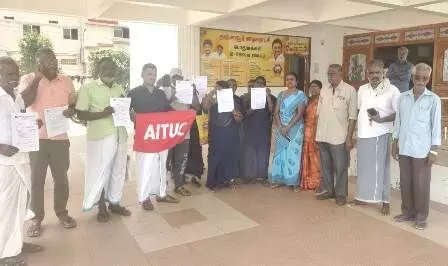 தூய்மை பணியாளர்கள் பணிக்கு ஒப்பந்த முறையில் ஆள் எடுக்கும் முறைய ரத்து செய்யக் கோரிக்கை தூய்மை பணியாளர்கள் பணிக்கு ஒப்பந்த முறையில் ஆள் எடுக்கும் முறைய ரத்து செய்யக் கோரிக்கை