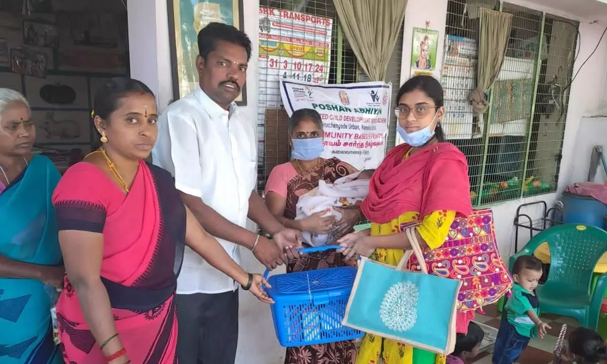 குமாரபாளையத்தில் அங்கன்வாடி குழந்தைகளுக்கு ஊட்டச்சத்து வழங்கல் குமாரபாளையத்தில் அங்கன்வாடி குழந்தைகளுக்கு ஊட்டச்சத்து வழங்கல்