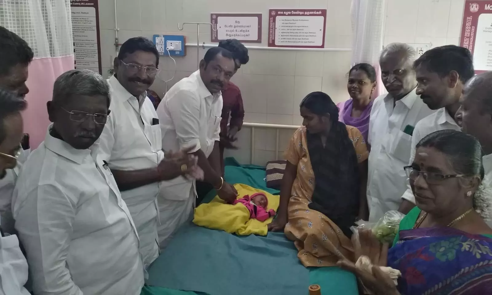 ஸ்டாலின் பிறந்த நாளில் பிறந்த குழந்தைக்கு தங்க மோதிரம் பரிசளித்த திமுகவினர் ஸ்டாலின் பிறந்த நாளில் பிறந்த குழந்தைக்கு தங்க மோதிரம் பரிசளித்த திமுகவினர்