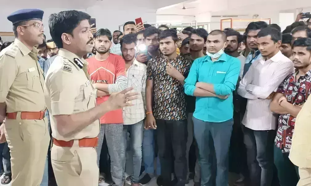 திருப்பூரில் வடமாநில தொழிலாளர்கள் அச்சமடைய தேவையில்லை; போலீசார் அறிவுறுத்தல் திருப்பூரில் வடமாநில தொழிலாளர்கள் அச்சமடைய தேவையில்லை; போலீசார் அறிவுறுத்தல்