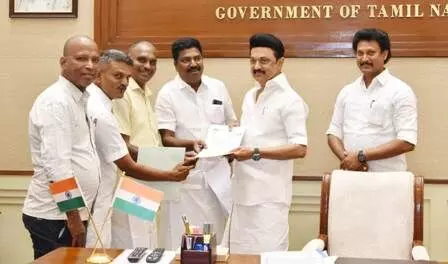 பழைய ஓய்வூதியத்திட்டத்தை அமல்படுத்த வலியுறுத்தி முதலமைச்சரிடம் ஆசிரியர் முன்னேற்ற சங்கம் மனு பழைய ஓய்வூதியத்திட்டத்தை அமல்படுத்த வலியுறுத்தி முதலமைச்சரிடம் ஆசிரியர் முன்னேற்ற சங்கம் மனு