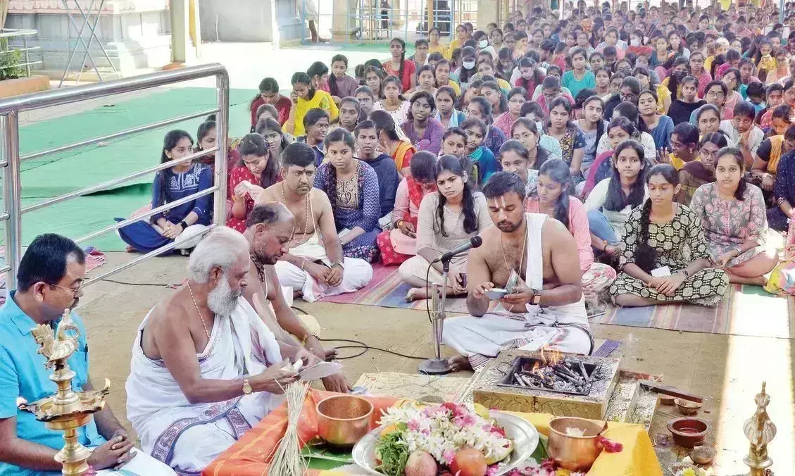 அதிக மதிப்பெண் பெற பள்ளி மாணவ-மாணவிகளுக்கு லட்சுமி ஹயரிக்ரீவர் யாக பூஜை அதிக மதிப்பெண் பெற பள்ளி மாணவ-மாணவிகளுக்கு லட்சுமி ஹயரிக்ரீவர் யாக பூஜை