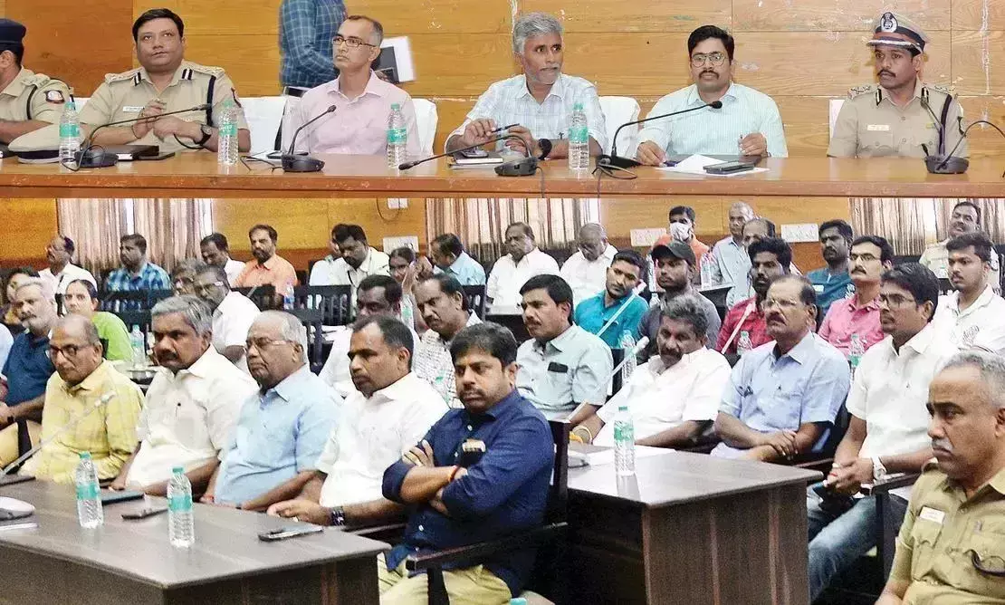 வடமாநிலத் தொழிலாளர் பிரச்னை; பீகார் மாநில ஆய்வுக்குழுவினர் திருப்பூரில் ஆலோசனை வடமாநிலத் தொழிலாளர் பிரச்னை; பீகார் மாநில ஆய்வுக்குழுவினர் திருப்பூரில் ஆலோசனை