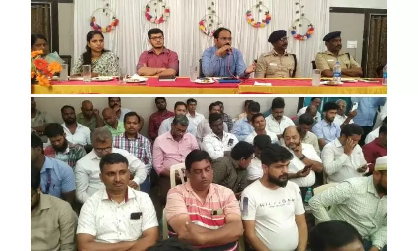 வட மாநில இளைஞர்களிடம் இந்தியில் பேசி குறைகளை கேட்டறிந்த மாவட்ட ஆட்சியர் வட மாநில இளைஞர்களிடம் இந்தியில் பேசி குறைகளை கேட்டறிந்த மாவட்ட ஆட்சியர்