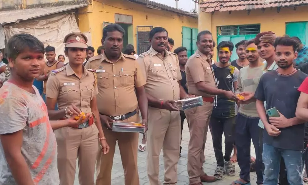 வட மாநில தொழிலாளர்களின் அச்சம் போக்க ஹோலி இனிப்புகள் வழங்கிய போலீசார் வட மாநில தொழிலாளர்களின் அச்சம் போக்க ஹோலி இனிப்புகள் வழங்கிய போலீசார்