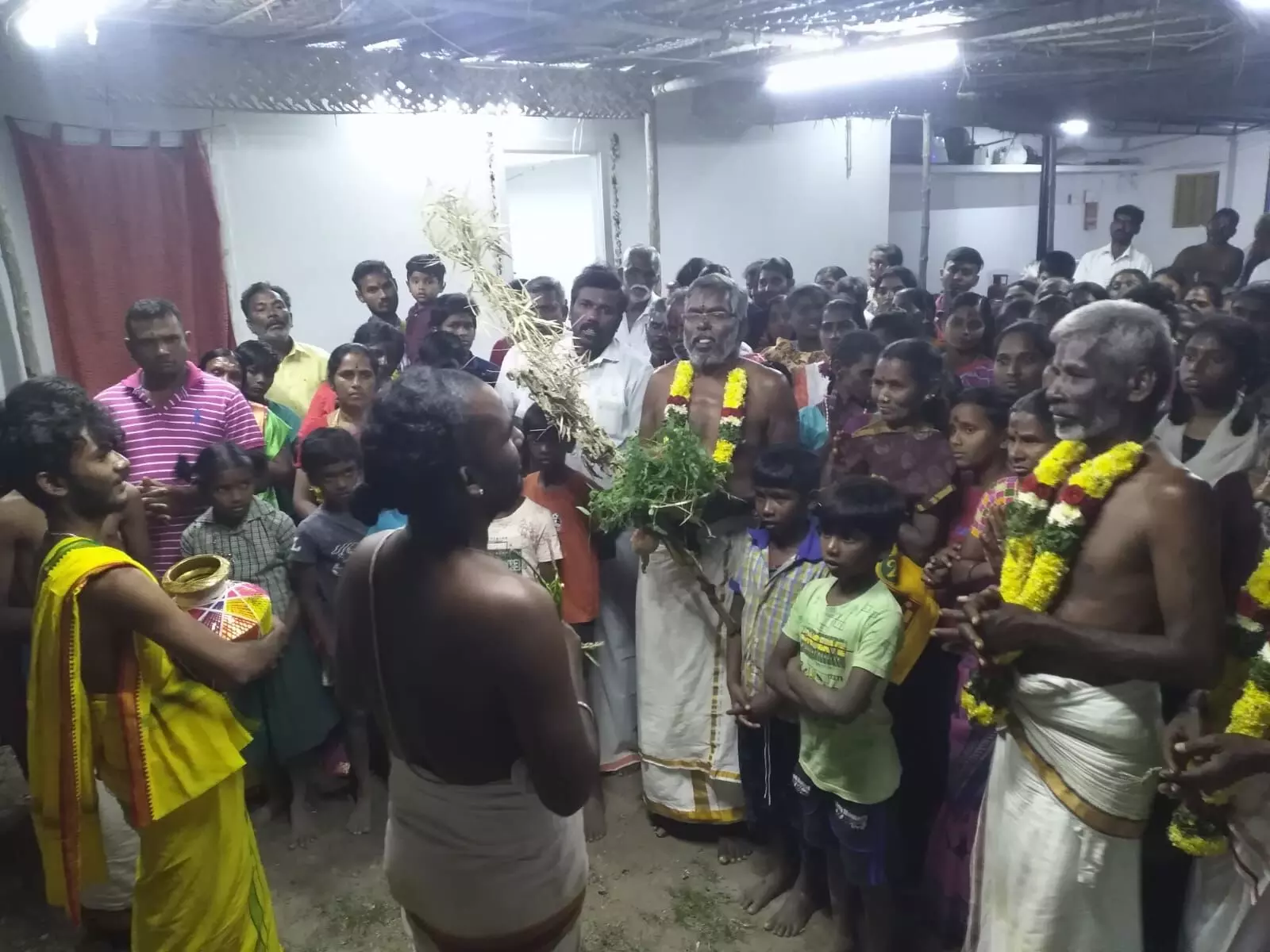 குமாரபாளையம் அருகே புருஷோத்தம பெருமாள் கோவில் மண்டலாபிஷேக நிறைவு விழா குமாரபாளையம் அருகே புருஷோத்தம பெருமாள் கோவில் மண்டலாபிஷேக நிறைவு விழா