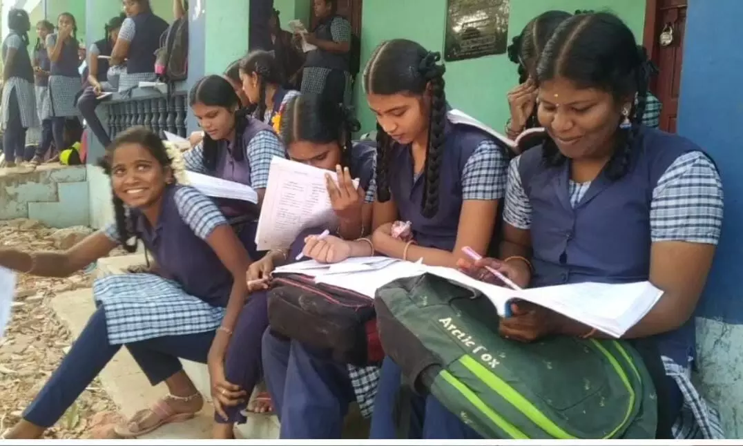 திருவள்ளூரில் உற்சாகத்துடன் 12-ம் வகுப்பு பொதுதேர்வை எழுதும் மாணவ மாணவிகள் திருவள்ளூரில் உற்சாகத்துடன் 12-ம் வகுப்பு பொதுதேர்வை எழுதும் மாணவ மாணவிகள்
