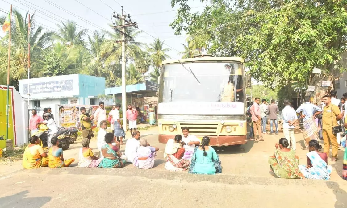 சோழவந்தான் அருகே அடிப்படை வசதிகள் கேட்டு பொதுமக்கள் சாலை மறியல் சோழவந்தான் அருகே அடிப்படை வசதிகள் கேட்டு பொதுமக்கள் சாலை மறியல்