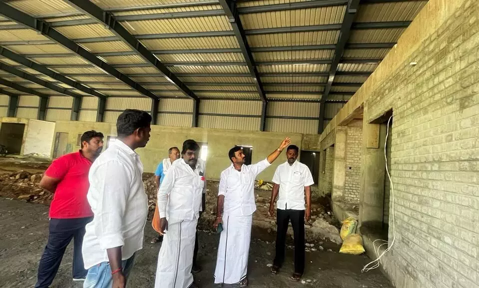 தினசரி காய்கறி மார்க்கெட் கட்டுமானப் பணி: நகராட்சி சேர்மன் ஆய்வு தினசரி காய்கறி மார்க்கெட் கட்டுமானப் பணி: நகராட்சி சேர்மன் ஆய்வு