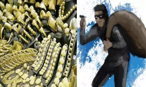 ஆவடி அருகே வீட்டின் பூட்டை திறந்து தங்கம், வெள்ளி நகைகள் கொள்ளை ஆவடி அருகே வீட்டின் பூட்டை திறந்து தங்கம், வெள்ளி நகைகள் கொள்ளை