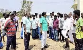நீர்பிடிப்பு பகுதியில் புதிய பள்ளி கட்டிடம் கட்ட பொதுமக்கள் எதிர்ப்பு நீர்பிடிப்பு பகுதியில் புதிய பள்ளி கட்டிடம் கட்ட பொதுமக்கள் எதிர்ப்பு