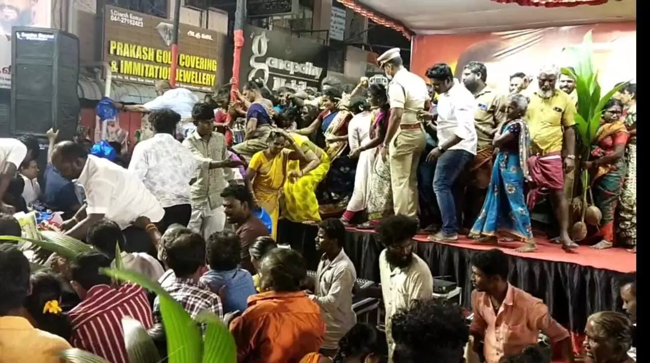 ஸ்ரீபெரும்புதூர் அருகே தி.மு.க. நல திட்ட உதவி வழங்கும் விழாவில் தள்ளு முள்ளு ஸ்ரீபெரும்புதூர் அருகே தி.மு.க. நல திட்ட உதவி வழங்கும் விழாவில் தள்ளு முள்ளு