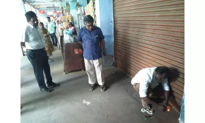 வாடகை செலுத்தாத நகராட்சி கடைகளுக்கு சீல் வைத்து அதிகாரிகள் நடவடிக்கை வாடகை செலுத்தாத நகராட்சி கடைகளுக்கு சீல் வைத்து அதிகாரிகள் நடவடிக்கை