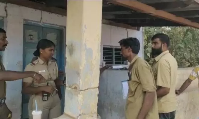 அதிக பாரங்களை ஏற்றி வந்த கனரக வாகனங்களுக்கு அபராதம்: காவல்துறையினர் அதிரடி அதிக பாரங்களை ஏற்றி வந்த கனரக வாகனங்களுக்கு அபராதம்: காவல்துறையினர் அதிரடி