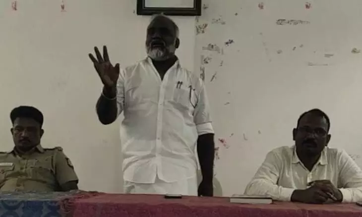 சிறுவாபுரி முருகன் கோவில் அருகே சாலையோர கடைகளை அகற்றுவது குறித்து ஆலோசனை சிறுவாபுரி முருகன் கோவில் அருகே சாலையோர கடைகளை அகற்றுவது குறித்து ஆலோசனை