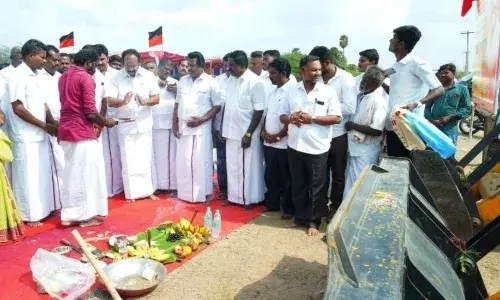 காரியாபட்டி அருகே கண்மாய் தூர்வாரும் பணி: அமைச்சர்  தொடக்கம் காரியாபட்டி அருகே கண்மாய் தூர்வாரும் பணி: அமைச்சர்  தொடக்கம்