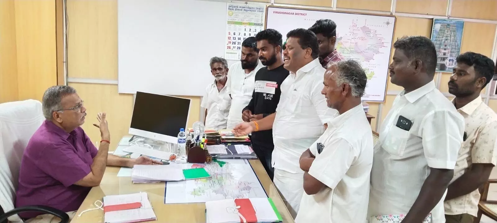 கண்மாயில் கிராவல் எடுக்க தடை செய்யக்கோரி கிராம மக்கள் மனு கண்மாயில் கிராவல் எடுக்க தடை செய்யக்கோரி கிராம மக்கள் மனு