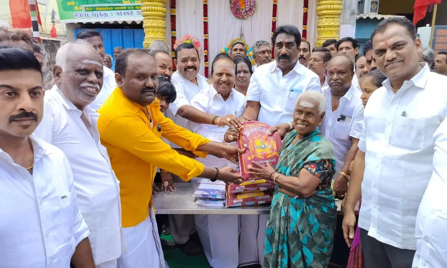 காஞ்சிபுரம் அ.தி.மு.க. முன்னாள் செயலாளர் நினைவுதினத்தையொட்டி நல திட்ட உதவி காஞ்சிபுரம் அ.தி.மு.க. முன்னாள் செயலாளர் நினைவுதினத்தையொட்டி நல திட்ட உதவி